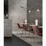 Gresie Ceppo di Gre Grey Mat 60x60 cm – ambient comercial, spatiu comercial cu scaune roz, pereti gri texturati, pe pardoseala si perete