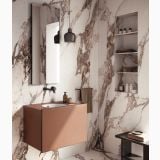 Gresie Calacatta Pink Lucios 60x120 cm – ambient baie, baie eleganta cu marmura roz, mobilier suspendat, veioze negre, pe perete