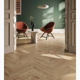 Gresie Imitatie Lemn Chevron Essence Gold Mat 9x50 cm – ambient living, living cu fotolii portocalii, masa marbura si perete verde, pe pardoseala