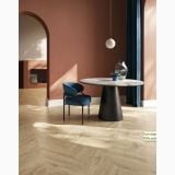 Gresie Imitatie Lemn Chevron Essence Warm Mat 9x50 cm – ambient living, living cu perete teracota, masa marmura si scaun albastru, pe pardoseala