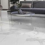 Gresie Portelanata Anima White Lucios 60X60 cm – ambient living, living modern cu canapea gri si pardoseala marmorata lucioasa