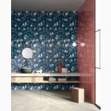 Faianta tip Brick - Progetto PO 16 Ciliegia Brick 7.5x40 cm – ambient baie, baie cu perete rosu brick si faianta florala albastra