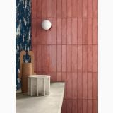 Faianta tip Brick - Progetto PO 16 Ciliegia Brick 7.5x40 cm – ambient living, perete rosu tip caramida cu aplica rotunda si masuta