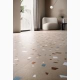 Gresie Nuances Cipria Coccio 60x120 – ambient living, living cu fotoliu bej si gresie terrazzo, pe pardoseala