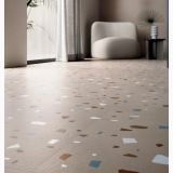 Lastra gresie Nuances Cipria Coccio Mat 120x280x0.6 cm – ambient living, living cu fotoliu bej si pardoseala terrazzo colorata