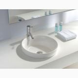 Lavoar Circle Gala Fara Preaplin – ambient baie, lavoar rotund pe blat alb, robinet crom, prosop