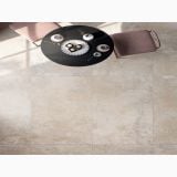 Gresie Ghost Clay Mat 60x120 cm – ambient living, vedere de sus masa neagra si scaune roz, pe pardoseala