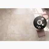 Gresie Ghost Clay Mat 30x60 cm – ambient living, masa neagra rotunda cu scaune roz pe pardoseala