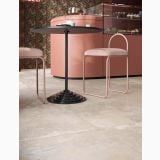 Gresie Ghost Clay Mat 30x60 cm – ambient comercial, cafenea cu masa rotunda si taburete roz, pe pardoseala