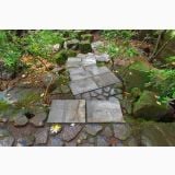 Gresie de Exterior AntiSlip Climb Grigio Mat 80x80x2 cm – ambient exterior, dale gresie exterior pe poteca gradina printre pietre, pe pardoseala