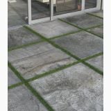 Gresie de Exterior AntiSlip Climb Nero 80x80x2 cm – ambient terasa, terasa placata gri cu rosturi de gazon, pe pardoseala