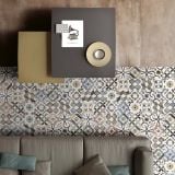 Gresie Decorata Play Classic Mix Multicolor 20x20 cm – ambient living, canapea gri sub perete cu gresie decorativa multicolora