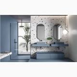 Gresie de Exterior Nuances Grigio Coccio 80x80x2 cm – ambient baie, baie albastra cu perete terrazzo si oglinzi ovale, pe pardoseala