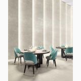 Lastra Gresie Gigacer Concept 1 Milk Lucios 30x250 cm – ambient comercial, restaurant elegant cu lambriuri deschise si scaune turcoaz, pe pardoseala si perete