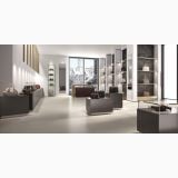 Lastra Gresie Gigacer Concept 1 Milk Mat 10x250 cm – ambient comercial, showroom cu vitrine, pardoseala gri deschis mata