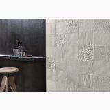 Gresie Concrete Black 60x120x0.6 cm – ambient living, perete alb texturat cu panouri diferite, colt negru mobilat