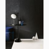 Gresie Concrete Black 60x120x0.6 cm – ambient dormitor, masuta neagra cu oglinda pe pardoseala neagra