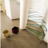 Gresie Concrete Beige 4.8 30x60 cm – ambient hol, hol cu scara suspendata din sticla si coloana alba, pe pardoseala