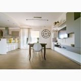 Gresie Concrete Beige 4.8 30x60 cm – ambient living, living open space cu bucatarie, masa lemn si pardoseala gri