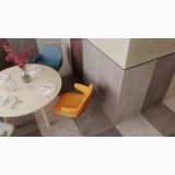Gresie Concrete Dust 60x60X1.2 cm – ambient living, masa rotunda cu scaune colorate pe gresie gri, pe pardoseala