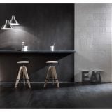 Gresie Concrete Graphite 60x60x1.2 cm – ambient bucatarie, bar cu scaune lemn, pardoseala gresie gri antracit