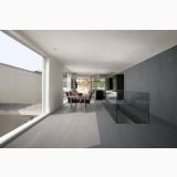 Gresie Concrete Grey Mat 60x120x1.2 cm – ambient living, living modern open space cu perete gri si masa lemn, pe pardoseala
