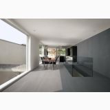Gresie Concrete Grey 4.8 30x60 cm – ambient living, living deschis cu masa dining si perete gri antracit, pe pardoseala
