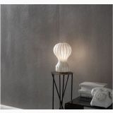 Gresie Concrete Grey 4.8 30x60 cm – ambient living, lampa alba pe suport metalic, perete gri texturat