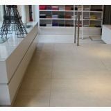 Gresie Concrete White Mat 60x120x0.6 cm – ambient comercial, spatiu comercial cu pardoseala gresie bej si rafturi textile