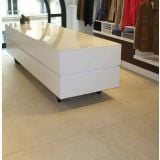Gresie Concrete White Mat 60x120x0.6 cm – ambient comercial, pardoseala gresie deschisa in showroom haine cu rafturi
