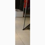 Gresie Concrete White Mat 60x60x1.2 cm – ambient comercial, pardoseala gresie in showroom, rafturi haine si oglinda