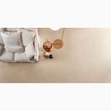 Gresie Quarry Crema Marfil 60x60x1.2 cm – ambient living, pardoseala crem vazuta de sus cu canapea si accesorii