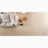 Gresie Quarry Crema Marfil 60x60x0.6 cm – ambient living, vedere de sus canapea alba pe pardoseala crem