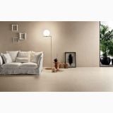 Gresie Quarry Crema Marfil 60x60x1.2 cm – ambient living, canapea alba, lampadar, plante, gresie bej pardoseala si perete