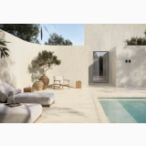 Gresie I Travertini Beige Cross Cut 60x60 cm – ambient exterior, terasa piscina cu gresie travertin, plante si sezlonguri, pe pardoseala