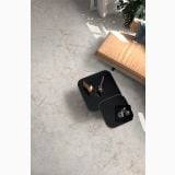 Gresie Abk Crystal Mat 120x120 cm – ambient living, living cu pardoseala marmorata, canapea catifea, masute negre