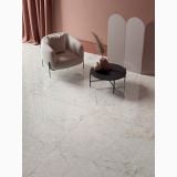 Gresie Abk Crystal Lucios 60x120 cm – ambient living, living cu fotoliu bej si gresie lucioasa aspect marmura, pe pardoseala