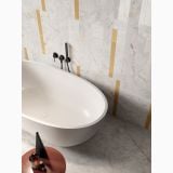 Gresie Abk Crystal Lucios 120x120 cm – ambient baie, cada ovala alba cu perete marmura si dungi aurii