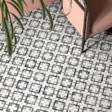 Gresie Decorata Play Classic Sky 20x20 cm – ambient living, pardoseala cu model geometric alb negru albastru, fotoliu roz