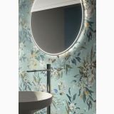 Gresie Decor Sunwood Jardin 08 60x120 cm – ambient baie, perete floral verde cu oglinda rotunda si lavoar