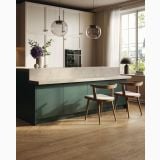 Gresie Sant Agostino Sunwood Caramel 20x120 cm – ambient bucatarie, bucatarie moderna cu insula verde si pardoseala lemn
