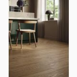 Gresie Sant Agostino Sunwood Caramel 20x120 cm – ambient bucatarie, bucatarie cu insula verde, scaune lemn si pardoseala imitatie lemn