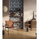 Gresie Decor Sunwood Jardin 06 60x120 cm – ambient living, living cu fotoliu piele, raft cu carti si comoda, pe pardoseala