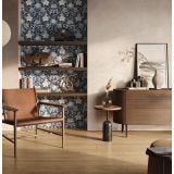 Gresie Sant Agostino Sunwood Caramel 20x120 cm – ambient living, living modern cu parchet, fotoliu piele si comoda lemn, pe pardoseala