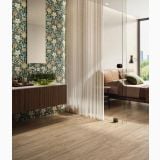 Gresie Decor Sunwood Jardin 05 60x120 cm – ambient dormitor, dormitor cu perete floral, pat maro, pardoseala imitatie lemn