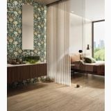 Gresie Sant Agostino Sunwood Almond 20x120 cm – ambient dormitor, dormitor hotel cu pardoseala lemn, pat roz, perete floral