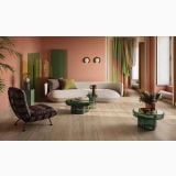 Gresie Sant Agostino Sunwood Almond 20x120 cm – ambient living, living elegant cu canapea alba si mese verzi sticla, pe pardoseala