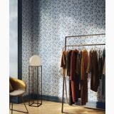 Gresie Decor Sunwood Jardin 10 60x120 cm – ambient comercial, showroom haine cu podea lemn si perete floral, pe pardoseala