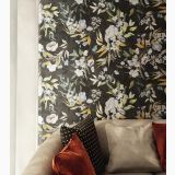 Gresie Decor Sunwood Jardin 07 60x120 cm – ambient living, canapel bej cu perne, perete decor floral