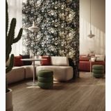 Gresie Decor Sunwood Jardin 07 60x120 cm – ambient living, living cu canapele, pufuri verzi si perete floral, pe pardoseala